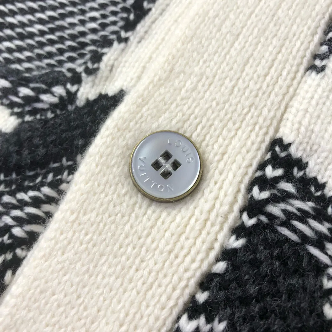 🅿️720 🀄️ Louis Vuitton's exclusive version of the LV intarsia knitted cardigan 🔥 This sheepskin cardigan is embellished with eye-catching logo patterns. Large LV letters and Monogram flowers overlap on the lower body and sleeves to create a snowy scene. The elegant intarsia knitting uses contrast stitching and contrasts with the wide ribbed base to create a three-dimensional effect and is suitable for comfortable wear after skiing. Enjoy leisure time at night. The same styles for men and women. You can buy items on the official website at a ratio of one to one.